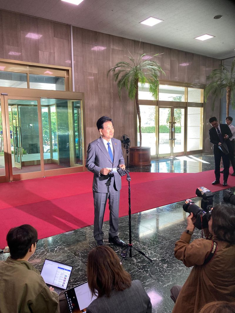 정동영 통일부 장관이 2일 서울 종로구 정부서울청사로 출근하는 와중에 기자들과 만나 북한 지뢰사고와 관련한 입장을 밝히고 있다. 사진=김경수 기자
