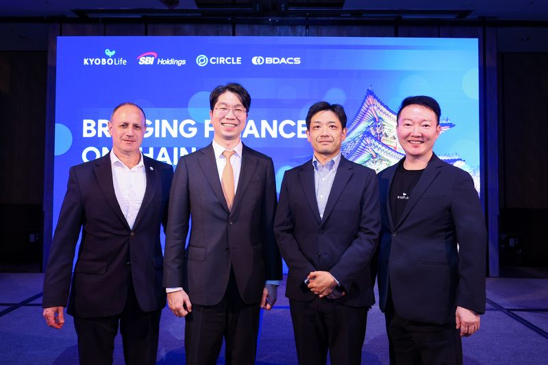 1일 서울 포시즌스호텔에서 열린 ‘Bridging Finance Onchain(브리징 파이낸스 온체인)’ 행사에서 박진호 교보생명 부사장(오른쪽부터 첫 번째)을 비롯해 타쿠야 스기야마 일본 SBI홀딩스 제너럴 매니저(두 번째), 류홍열 비댁스 대표(세 번째), 데이비드 앨런 카츠 서클 부사장(네 번째)이 기념촬영을 하고 있다.교보생명 제공
