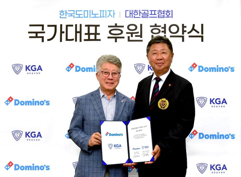 지난 1일 서울 강남구에 위치한 한국도미노피자에서 열린 국가대표 골프 선수 후원 협약식에서 오광현 한국도미노피자 회장(왼측)과 강형모 대한골프협회장이 기념촬영을 하고 있다.