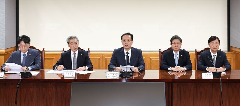 이형일 부총리 겸 재정경제부 장관이 2일 오전 서울 중구 은행회관에서 열린 시장상황점검회의에서 모두발언을 하고 있다. 뉴스1