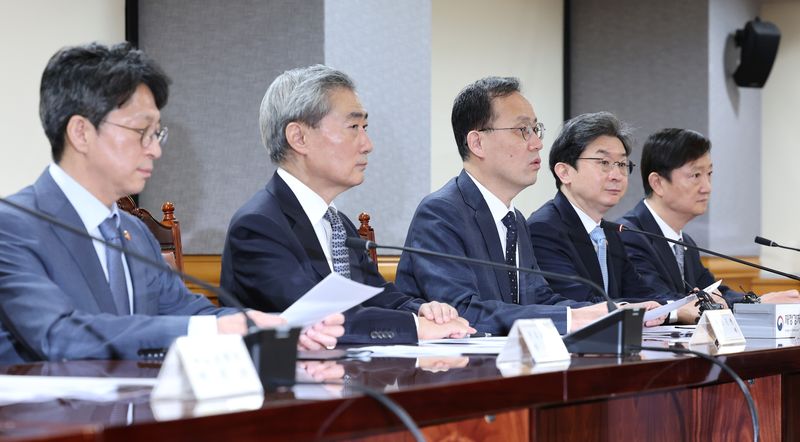 경제·금융당국과 한국은행 수장이 지난 2일 서울 중구 은행회관에서 시장상황점검회의를 하는 모습. 왼쪽 두번째부터 신현송 한국은행 총재, 이형일 부총리 겸 재정경제부 장관, 이억원 금융위원장, 이찬진 금융감독원장. 연합뉴스