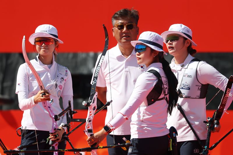 대한민국 이윤지, 오예진, 강채영이 2일 일본 오카자키 중앙종합공원 다목적광장에서 열린 2026 아이치·나고야 아시안게임 양궁 리커브 여자 단체전 결승, 인도와의 경기에서 은메달을 획득한 후 기록을 보며 아쉬워하고 있다. 뉴스1