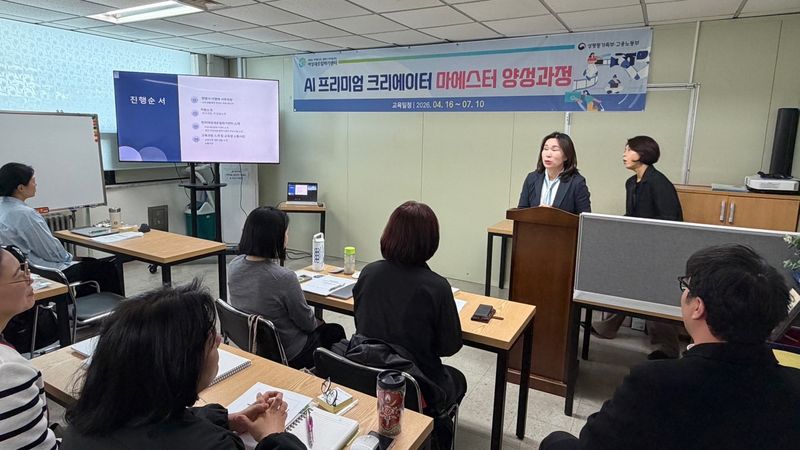 제주 여성들이 ‘AI 프리미엄 크리에이터 마에스터 과정’에서 AI 콘텐츠 기획과 제작 교육을 받고 있다. 수료생 15명은 총 236시간의 교육을 마친 뒤 10명이 개인 창업에 나섰고 5명은 협동조합을 설립했다. 사진=제주특별자치도