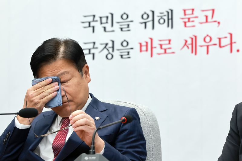 국민의힘 정점식 원내대표가 2일 국회에서 열린 국정감사대책회의에 참석해 발언을 마친 뒤 눈물을 닦고 있다. 정 원내대표는 발언에서 오늘부터 시행되는 개정 형사소송법과 검찰청 폐지를 언급하며 울컥한 모습을 보였다. 연합뉴스