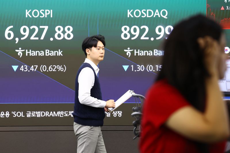 2일 서울 중구 하나은행 딜링룸 현황판에 코스피와 코스닥 지수 등이 표시되고 있다. 이날 코스피는 전장보다 33.08p(0.47%) 내린 6938.27에, 코스닥 지수는 1.07p(0.12%) 내린 893.22로 출발했다. /사진=연합뉴스