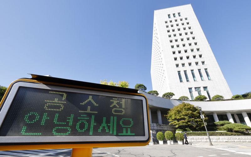 [서울=뉴시스] 김혜진 기자 = 공소청 출범 첫날 법원이 기존 검찰청 소속으로 2차 종합특별검사팀(특별검사 권창영)에 파견된 검사들의 소송행위가 적법한지 의문을 제기하면서 윤석열 정부 시절 대통령 관저 이전 특혜 의혹으로 기소된 김대기 전 대통령비서실장 등의 1심 변론 종결이 연기됐다. 사진은 공소청 출범 첫날인 2일 서울 서초구 공소청으로 직원들이 출근하는 모습. 2026.10.02. jini@newsis.com