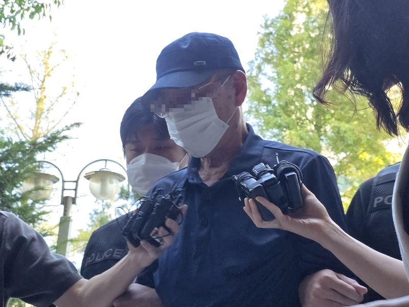 [인천=뉴시스] 전예준 기자 = 지적장애 직원을 수차례 성폭행한 혐의로 구속 전 피의자 심문을 받으러 12일 인천지법에 들어서는 인천 중소기업 전 임원 A씨. 2026.08.12. kok@newsis.com *재판매 및 DB 금지 /사진=뉴시스