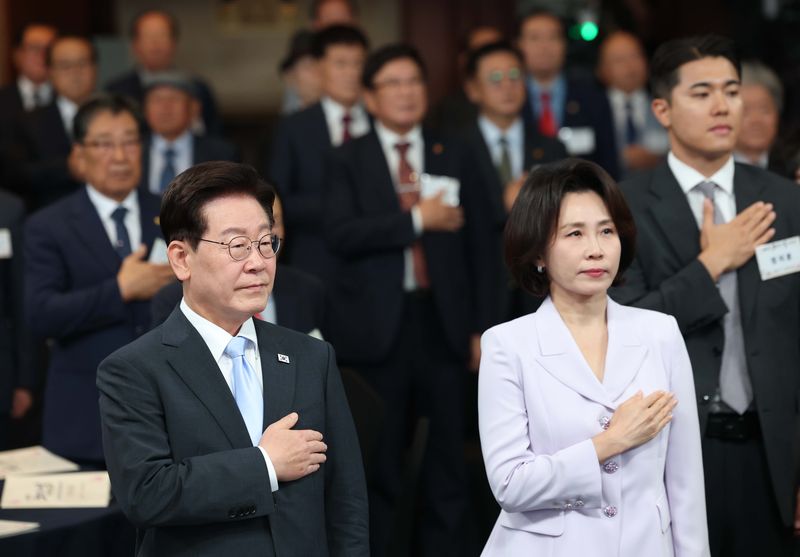 이재명 대통령과 김혜경 여사가 2일 서울 시내의 한 호텔에서 열린 제30회 노인의 날 기념식에서 국민의례를 하고 있다. 청와대통신사진기자단