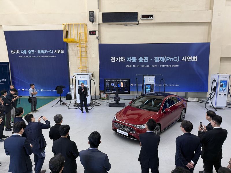 메르세데스-벤츠 코리아가 지난 1일 한국전기연구원 안산분원에서 열린 '플러그 앤 차지(PnC)' 시연 행사에 '디 올-뉴 일렉트릭 CLA'로 PnC 기술을 시연하고 있다. 메르세데스-벤츠 코리아 제공