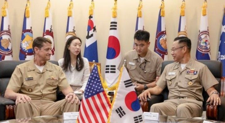 강정호 해군 교육사령관과 그레고리 허프만 미 해군 교육사령관이 지난 9월 환담을 나누는 모습. 강 사령관 뒤쪽에 이지호 소위가 통역을 하고 있다. /사진= 국방일보, 뉴시스