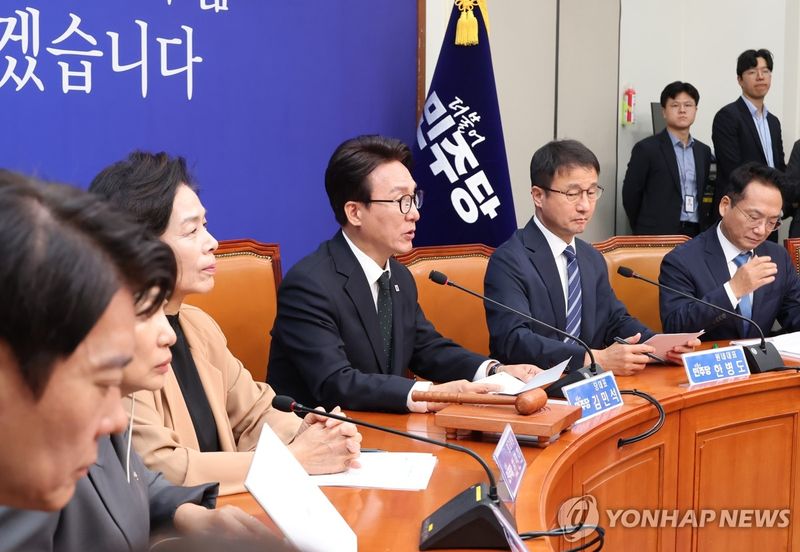 최고위원회의, 발언하는 김민석 대표 (출처=연합뉴스)