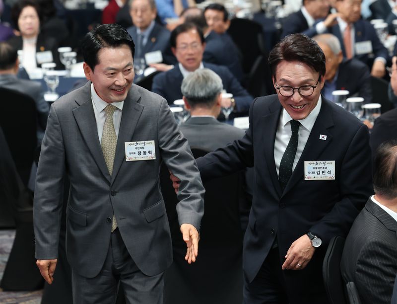 김민석 더불어민주당 대표와 장동혁 국민의힘 대표가 2일 서울 한 호텔에서 열린 제30회 노인의 날 기념식에 참석하고 있다. 뉴스1