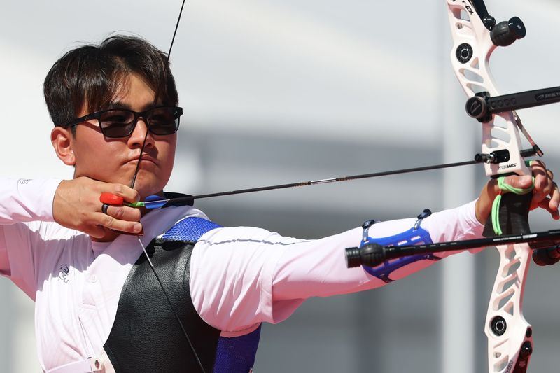 대한민국 김제덕이 2일 일본 오카자키 중앙종합공원 다목적광장에서 열린 2026 아이치·나고야 아시안게임 양궁 리커브 혼성 단체전 준결승 대한민국과 중국의 경기에서 활시위를 당기고 있다. 뉴스1