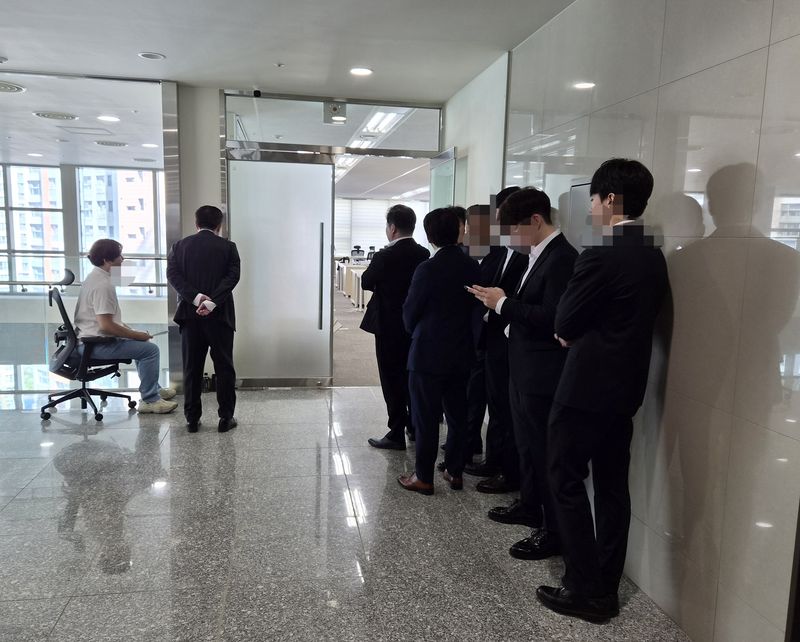 2일 부산지방중수청 공식 출범 첫날, 직원들이 12층 입구에서 보안 시스템 접속을 위해 지문과 얼굴 정보를 새로 등록하고 있다. 2026.10.2뉴스1 ⓒ News1 임순택 기자