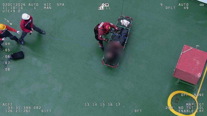 [제주=뉴시스] 2일 오전 제주 애월읍 해상에서 액화천연가스(LNG) 운반선 내 20대 선원이 의식을 잃고 쓰러져 해경 헬기에 의해 이송되고 있다. (사진=제주해양경찰청 제공) 2026.10.02. photo@newsis.com