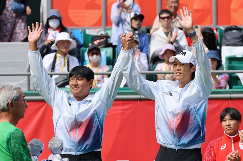 2일 일본 나고야 히가시야마 공원 테니스센터에서 열린 2026 아이치·나고야 아시안게임 테니스 남자 복식 결승에서 은메달을 차지한 대한민국 남지성(왼쪽)과 박의성이 시상대에 올라 손을 흔들고 있다. 연합뉴스