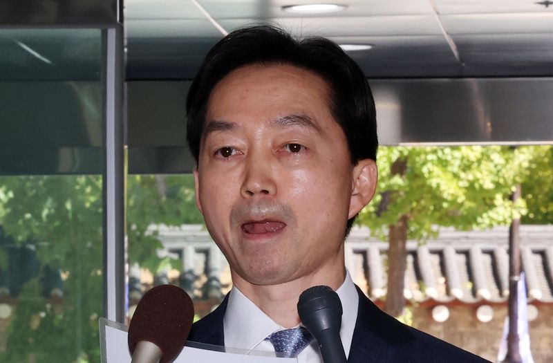 [서울=뉴시스] 조성우 기자 = 김지용 초대 중대범죄수사청장 후보자가 2일 서울 종로구 정부서울청사 창성동 별관에서 도어스테핑을 하고 있다. 2026.10.02. xconfind@newsis.com