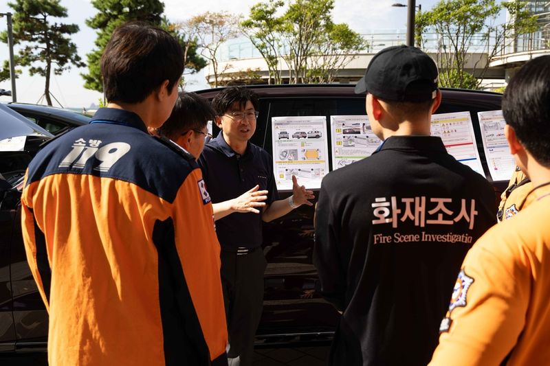 볼보자동차코리아가 2일 부산 해운대에서 열린 '2026 소방대원 자동차 안전구조 세미나'에서 소방대원을 대상으로 안전구조 교육을 진행하고 있다. 볼보자동차코리아 제공