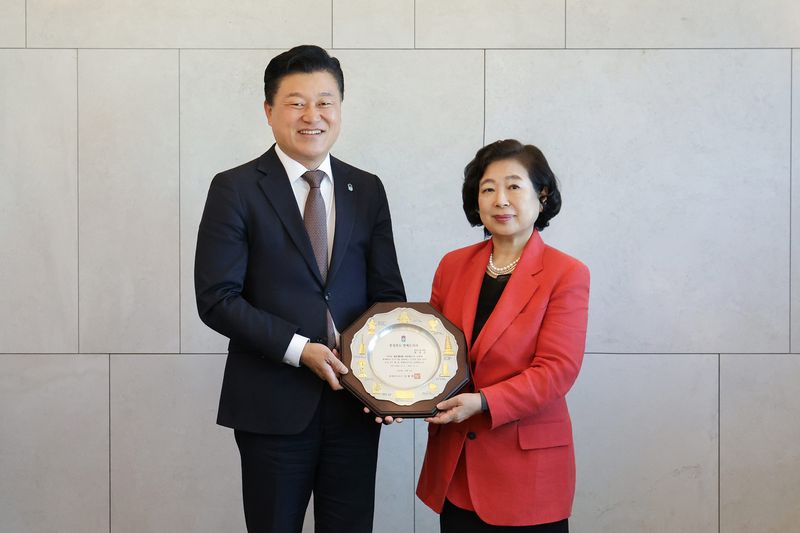 현정은 현대그룹 회장(오른쪽)이 2일 반얀트리 클럽 앤 스파 서울에서 신용한 충북도지사로부터 충청북도 명예도지사 위촉패를 받고 있다 현대그룹 제공