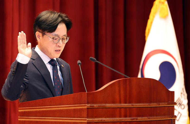 [세종=뉴시스] 강종민 기자 = 김정관 산업통상자원부 장관이 21일 세종시 정부세종청사에서 열린 취임식에서 취임선서를 하고 있다. 2025.07.21. ppkjm@newsis.com