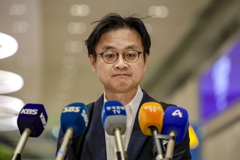 [인천공항=뉴시스] 정병혁 기자 = 관세협상 후속 협의를 위해 미국 워싱턴 D.C.를 방문했던 김정관 산업통상부 장관이 24일 인천국제공항을 통해 귀국해 취재진 질문을 듣고 있다. 2025.10.24 jhope@newsis.com