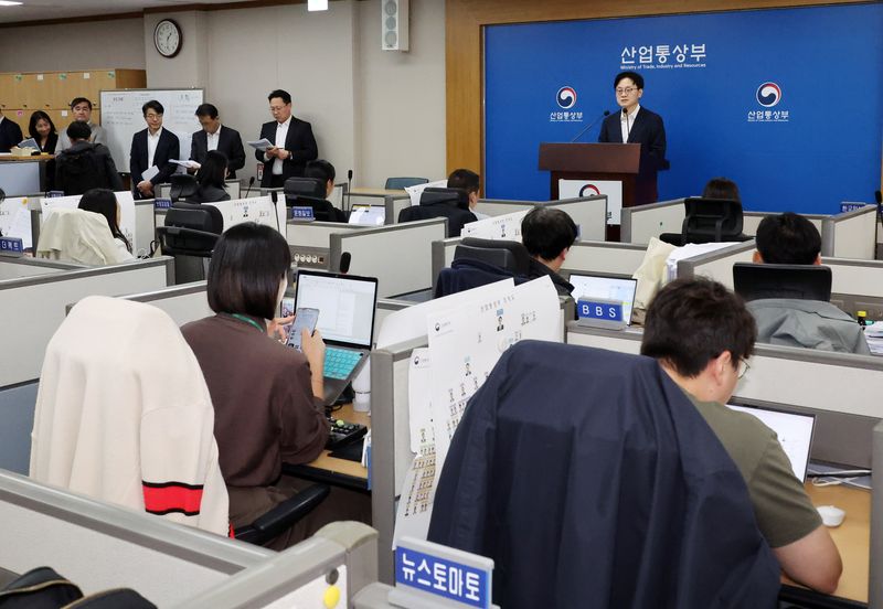 [세종=뉴시스] 배훈식 기자 = 김정관 산업통상부 장관이 1일 오후 세종시 정부세종청사에서 대미 투자 프로젝트 사후 브리핑을 하고 있다. 2026.10.01. dahora83@newsis.com