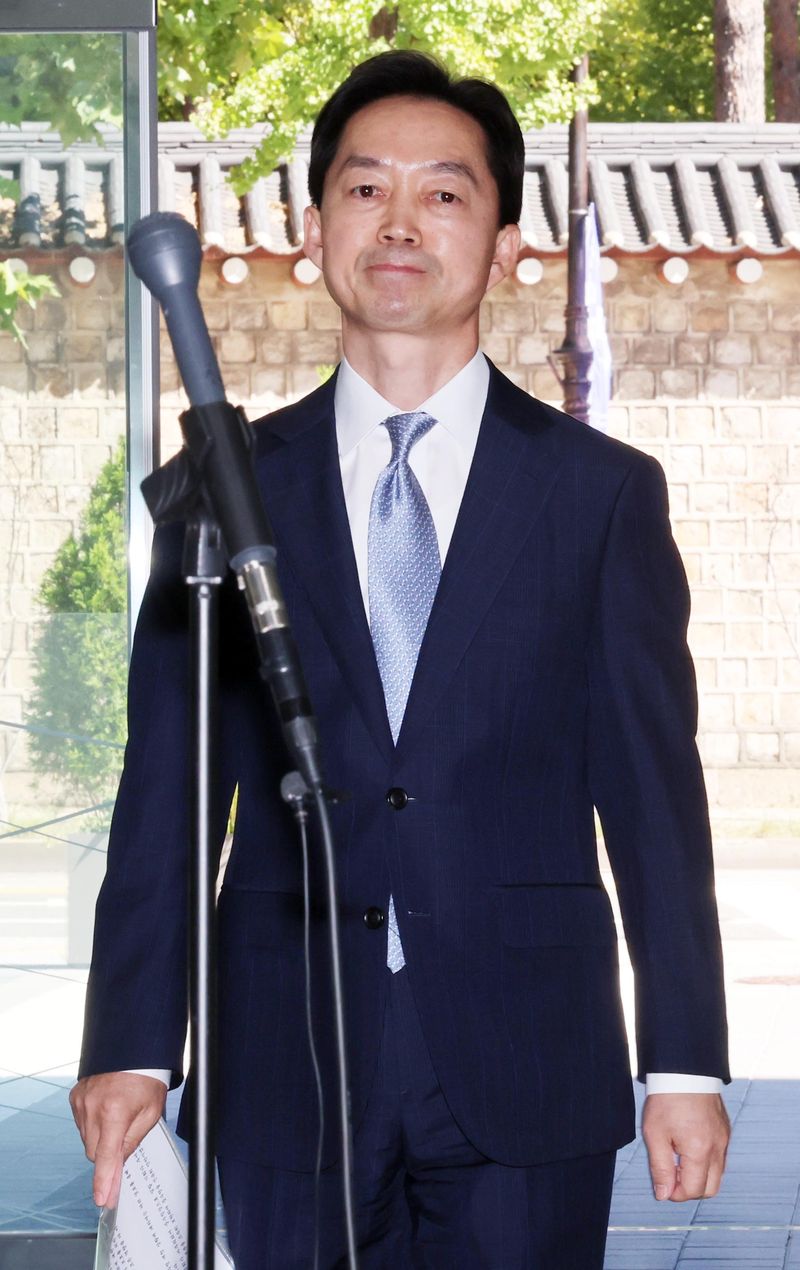 [서울=뉴시스] 조성우 기자 = 김지용 초대 중대범죄수사청장 후보자가 2일 서울 종로구 정부서울청사 창성동 별관에서 도어스테핑을 하기 위해 입장하고 있다. 2026.10.02. xconfind@newsis.com
