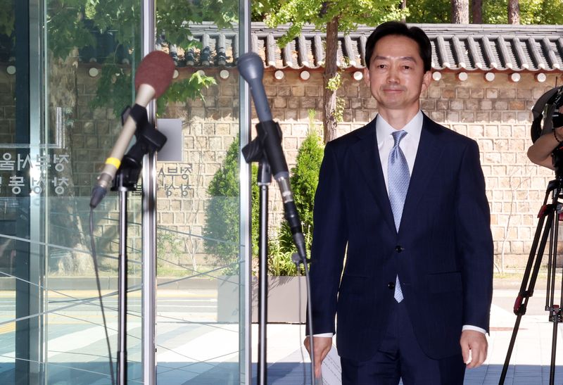 [서울=뉴시스] 조성우 기자 = 김지용 초대 중대범죄수사청장 후보자가 2일 서울 종로구 정부서울청사 창성동 별관에서 도어스테핑을 하기 위해 들어서고 있다. 2026.10.02. xconfind@newsis.com