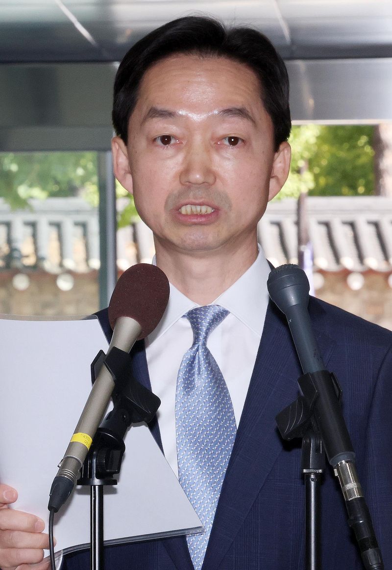 [서울=뉴시스] 조성우 기자 = 김지용 초대 중대범죄수사청장 후보자가 2일 서울 종로구 정부서울청사 창성동 별관에서 도어스테핑을 하고 있다. 2026.10.02. xconfind@newsis.com