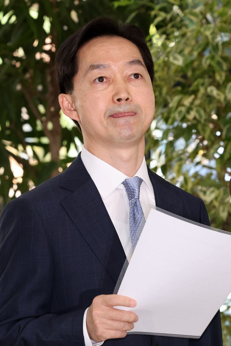 [서울=뉴시스] 조성우 기자 = 김지용 초대 중대범죄수사청장 후보자가 2일 서울 종로구 정부서울청사 창성동 별관에서 도어스테핑을 하고 있다. 2026.10.02. xconfind@newsis.com
