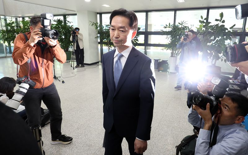 [서울=뉴시스] 조성우 기자 = 김지용 초대 중대범죄수사청장 후보자가 2일 서울 종로구 정부서울청사 창성동 별관에서 도어스테핑을 마친 뒤 이동하고 있다. 2026.10.02. xconfind@newsis.com