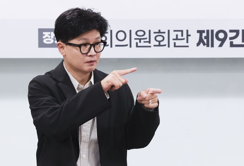 [서울=뉴시스] 김근수 기자 = 한동훈 무소속 의원이 1일 오전 서울 여의도 국회 의원회관에서 ‘검찰 폐지, 내일부터 지옥문이 열린다’ 국회 토론회에 참석하고 있다. 2026.10.01. ks@newsis.com