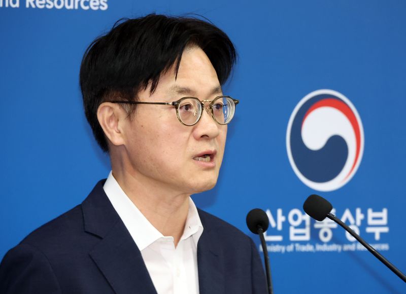 [세종=뉴시스] 배훈식 기자 = 김정관 산업통상부 장관이 1일 오후 세종시 정부세종청사에서 대미 투자 프로젝트 사후 브리핑을 하고 있다. 2026.10.01. dahora83@newsis.com