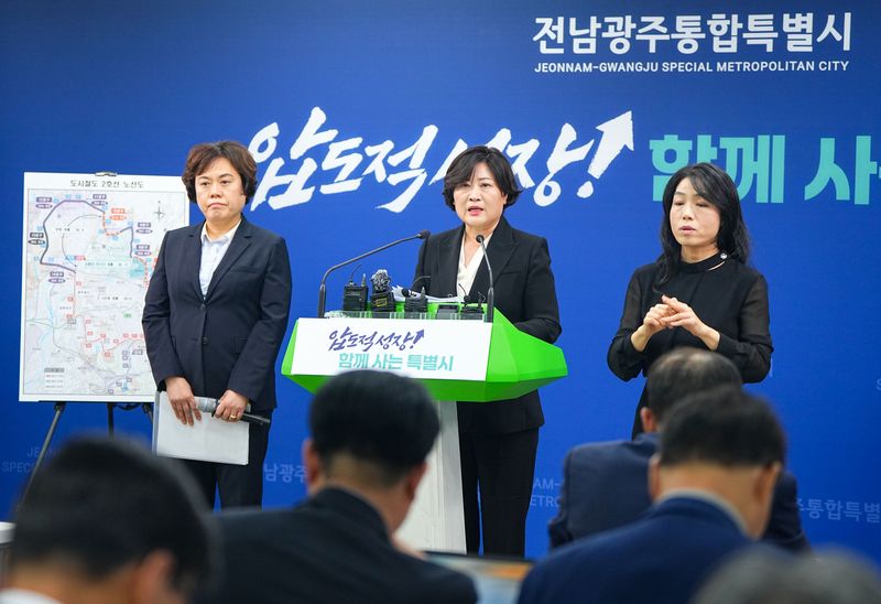 배미경 전남광주통합특별시(광주특별시) 대변인(가운데)이 2일 광주청사 브리핑실에서 박금화 도시철도건설본부장(왼쪽)과 함께 '도시철도 2호선 2단계 건설 사업 검증 결과'를 설명하고 있다. 광주특별시 제공