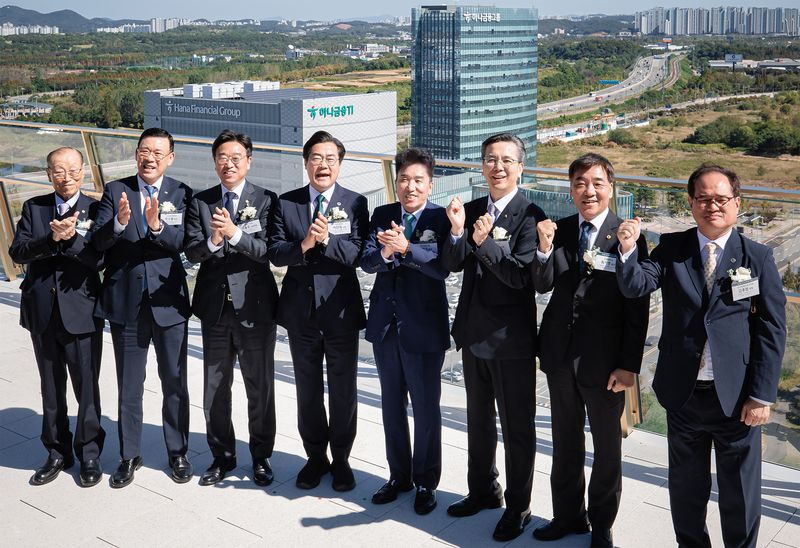 함영주 하나금융그룹 회장(오른쪽 네번째부터), 박찬대 인천광역시장(오른쪽 다섯번째) 등 주요 내외빈들이 지난 2일 인천 청라 헤드쿼터 오프닝 행사에 참석해 헤드쿼터 최상층인 15층 스카이파크에서 기념촬영을 하고 있다. 하나금융그룹 제공