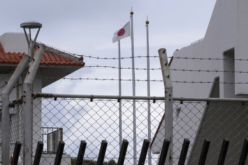 [요나구니지마=AP/뉴시스]미국과 일본이 이달 말 대만과 가까운 일본 최서단 지역에서 대규모 합동 훈련에 나선다고 일본 공영 NHK가 2일 보도했다. 사진은 지난해 2월 14일 일본 서부 요나구니지마의 자위대 기지에 일장기가 걸린 모습. 2026.10.02.
