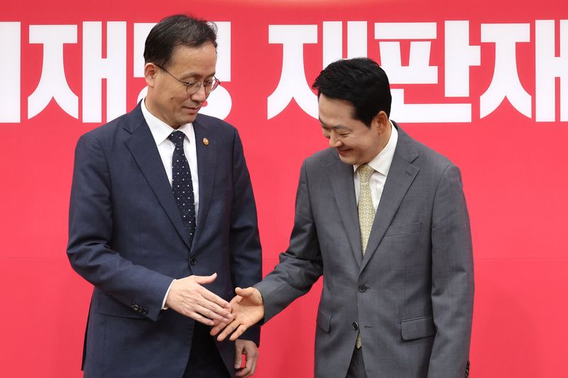 장동혁 국민의힘 대표가 2일 서울 여의도 국회에서 이형일 부총리 겸 재정경제부 장관을 접견하며 악수하고 있다. 뉴스1