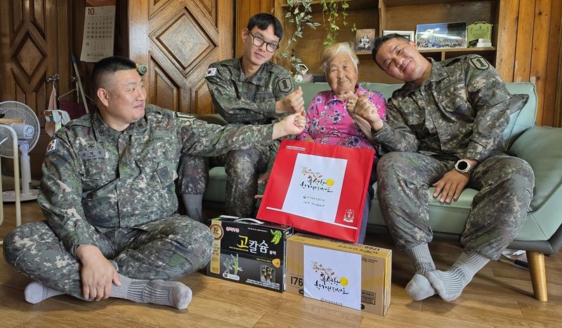 육군 제1보병사단 독수리봉사단(포병여단 629포병대대)이 최근 고인이 된 선배 국가유공자의 배우자를 찾아 위문품을 전달하고 있다. 경기북부보훈지청 제공