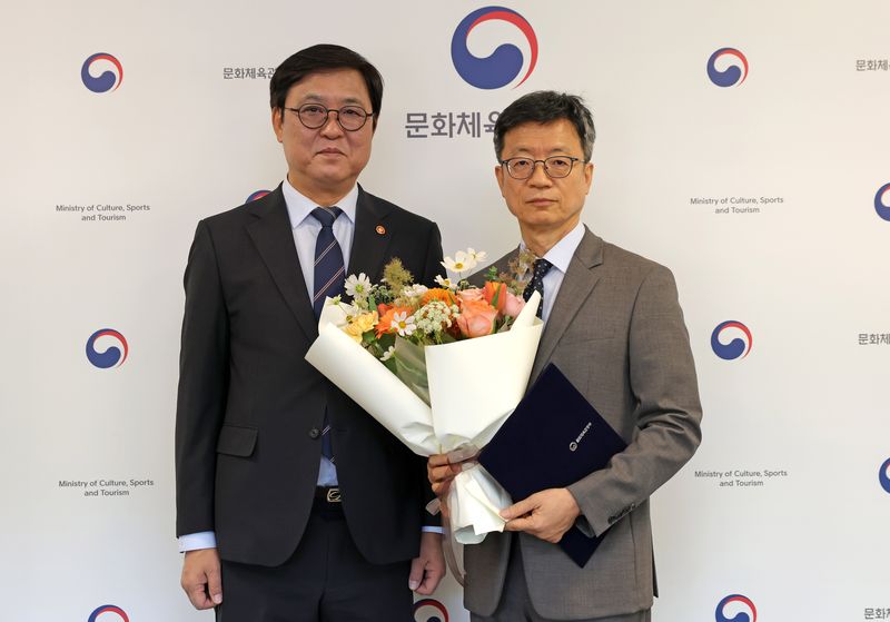 최휘영 문화체육관광부 장관(왼쪽)이 2일 서울 종로구 국립현대미술관 서울관에서 김현환 국립박물관문화재단 신임 이사장에게 임명장을 수여한 뒤 기념촬영을 하고 있다. 문체부 제공