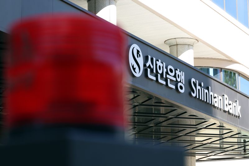 [서울=뉴시스] 고승민 기자 = 신한은행에서 주민등록번호를 포함한 2만5000여명의 고객정보가 유출되는 사고가 발생한 1일 서울 신한은행 본점 모습. 금융당국과 신한은행에 따르면 이번 사고는 외부에서 인증을 우회하는 비정상적인 방법으로 신한은행의 일부 대출 관련 서비스에 접근하면서 발생한 것으로 파악됐다. 금융감독원은 현장조사에 착수해 정확한 유출 규모와 사고 경로 등을 확인하고 있는 것으로 알려졌다. 신한은행은 이 사고로 고객에게 발생한 손해에 대해 전액 보상하기로 했다. 고객 피해를 최소화하기 위해 필요한 보호조치와 후속 대응에