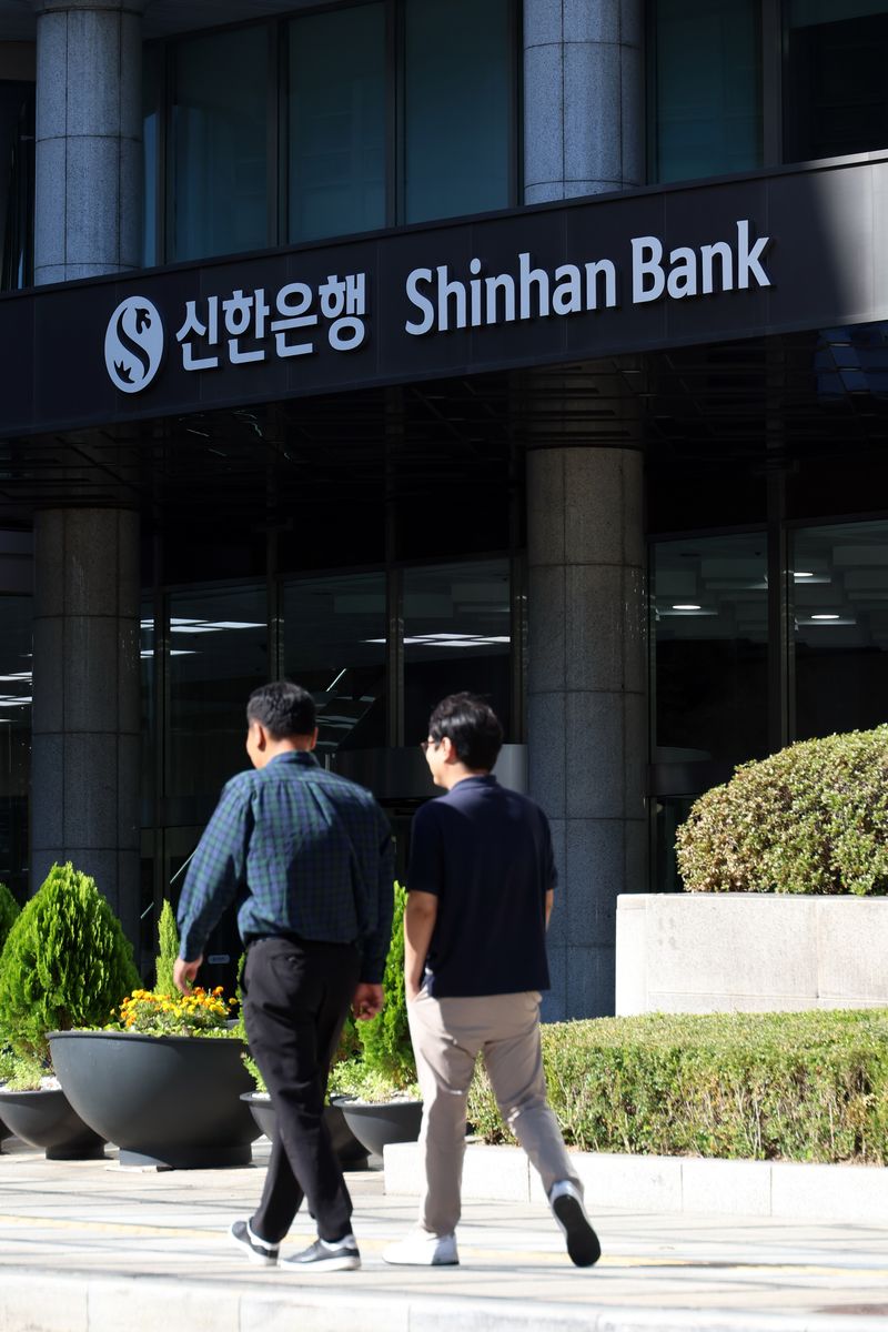 [서울=뉴시스] 고승민 기자 = 신한은행에서 주민등록번호를 포함한 2만5000여명의 고객정보가 유출되는 사고가 발생한 1일 서울 신한은행 본점 모습. 금융당국과 신한은행에 따르면 이번 사고는 외부에서 인증을 우회하는 비정상적인 방법으로 신한은행의 일부 대출 관련 서비스에 접근하면서 발생한 것으로 파악됐다. 금융감독원은 현장조사에 착수해 정확한 유출 규모와 사고 경로 등을 확인하고 있는 것으로 알려졌다. 신한은행은 이 사고로 고객에게 발생한 손해에 대해 전액 보상하기로 했다. 고객 피해를 최소화하기 위해 필요한 보호조치와 후속 대응에