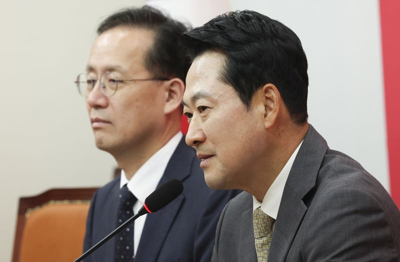 [서울=뉴시스] 김근수 기자 = 장동혁 국민의힘 대표가 2일 오전 서울 여의도 국회에서 이형일 신임 부총리 겸 재정경제부 장관과 접견하고 있다. 2026.10.02. ks@newsis.com
