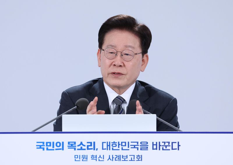 이재명 대통령이 2일 세종특별자치시에서 열린 ‘국민의 목소리, 대한민국을 바꾼다’ 민원 혁신 사례보고회에서 발언하고 있다. 뉴시스