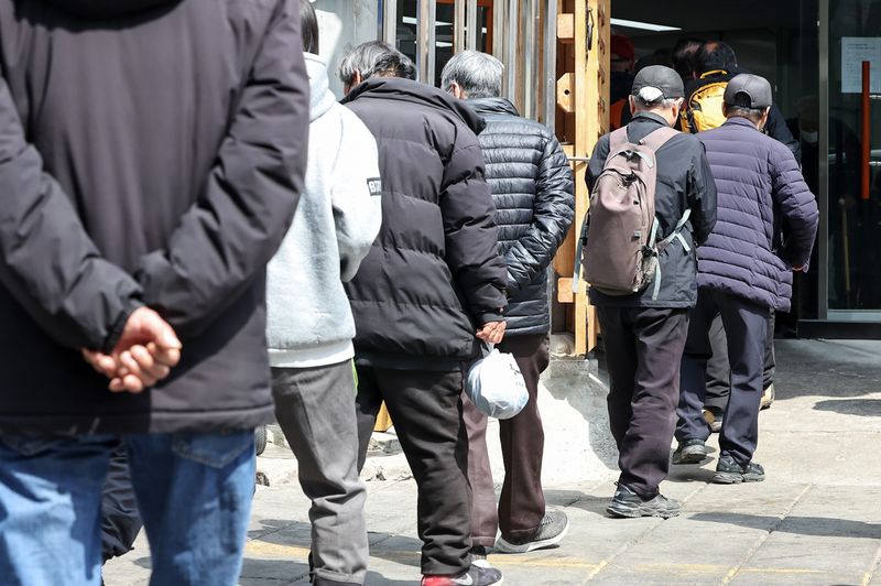 서울 종로구 탑골공원 인근 무료급식소 앞에 어르신들이 길게 줄을 서 식사 차례를 기다리고 있다. ⓒ 뉴스1 민경석 기자