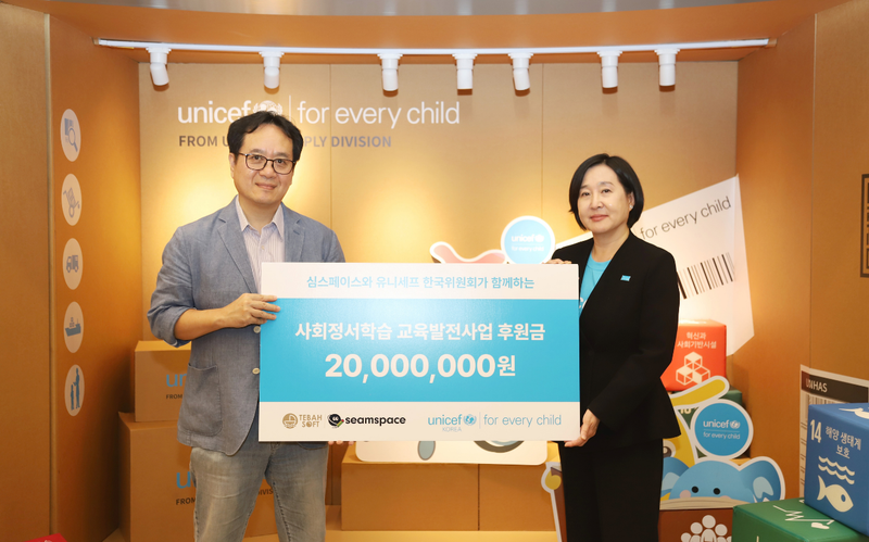 지난 1일 유니세프 한국위원회에서 열린 기금 전달식에서 오정섭 테바소프트 대표(왼쪽)와 허금주 사무총장이 기념촬영하고 있다. 유니세프 한국위원회 제공