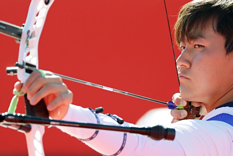 [오카자키(일본)=뉴시스] 김금보 기자 = 2일(현지 시간) 일본 아이치현 오카자키시 오카자키 중앙종합공원 내 다목적 광장에서 열린 2026 아이치·나고야 아시안게임 양궁 리커브 남자 단체 준결승 한국과 대만의 경기, 한국 김제덕이 활을 쏘고 있다. 2026.10.02. kgb@newsis.com