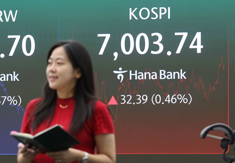 코스피가 상승하며 5거래일 만에 7000선에서 마감한 2일 서울 중구 하나은행 딜링룸에서 직원이 업무를 보고 있다. 연합뉴스 제공