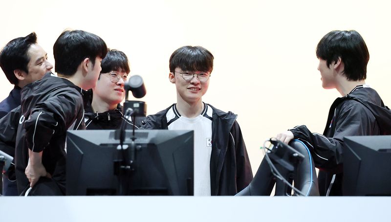 [도코나메(일본)=뉴시스] 이영환 기자 = 2일 오후(현지 시간) 일본 아이치현 도코나메시 아이치 스카이 엑스포에서 열린 2026 아이치·나고야 아시안게임 e스포츠 리그 오브 레전드(LoL) 결승 한국과 대만의 경기, 대만을 꺾고 금메달을 획득한 한국 선수들이 기뻐하고 있다. 2026.10.02. 20hwan@newsis.com