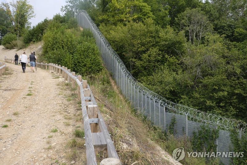 벨라루스와 라트비아 국경 철책 (출처=연합뉴스)