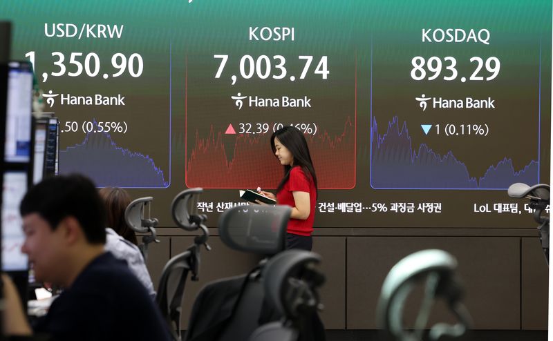 2일 오후 서울 중구 하나은행 딜링룸에서 딜러들이 업무를 보고 있다. 코스피는 0.46% 오른 7003.74에 장을 마쳤다. 코스닥 지수는 0.11% 내린 893.29에 거래를 종료했다. 뉴시스 제공